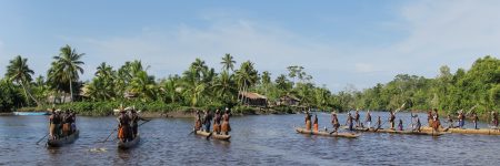 Die sogenannten Einbäume, Boote die aus einem einzigen Baum geschnitzt werden, sind das Hauptverkehrsmittel der verschiedenen Hochlandstämme in Papua.