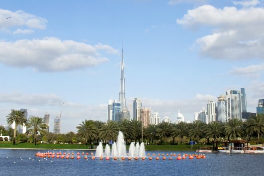 Auch aus der Ferne betrachtet dominiert das Burj Khalifa die Skyline von Dubai.