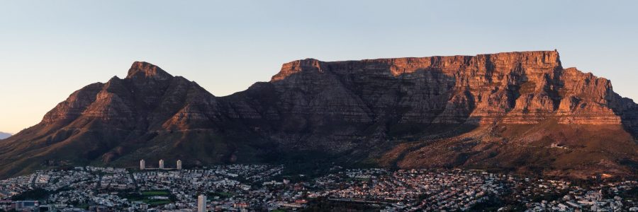 Der markante Tafelberg prägt die Silhouette der südafrikanischen Metropole Kapstadt.