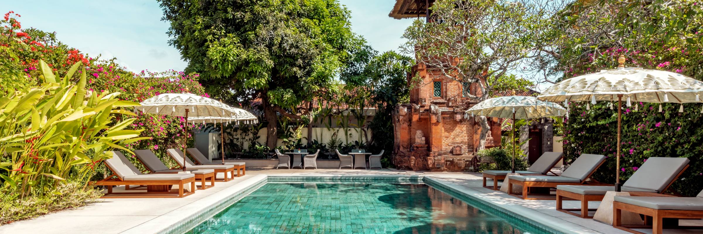 Ein Swimmingpool sorgt für Abkühlung im The Pavilions Bali, auf der Sonnenterrasse stehen bequeme Liegen und Sonnenschirme zur Verfügung.