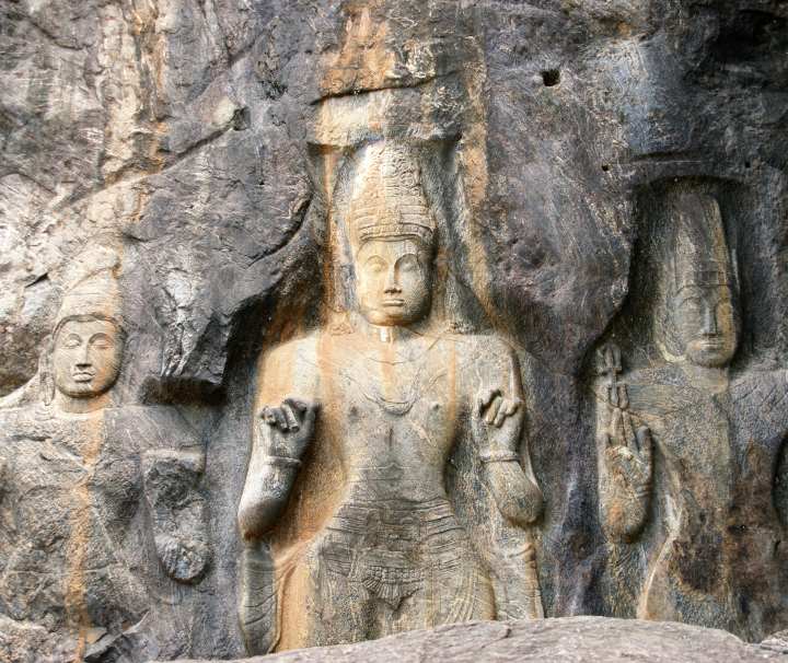 Die Darstellungen Buddhas wurden direkt in den Felsen gehauen und gelten als Meisterwerke der buddhistischen Steinmetzkunst.