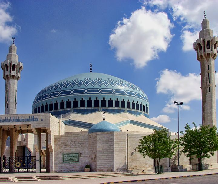Die König-Abdullah-Moschee ist mit ihrer charakteristischen, mit Mosaiken verzierten Hauptkuppel zum Wahrzeichen der jordanischen Hauptstadt Amman geworden.