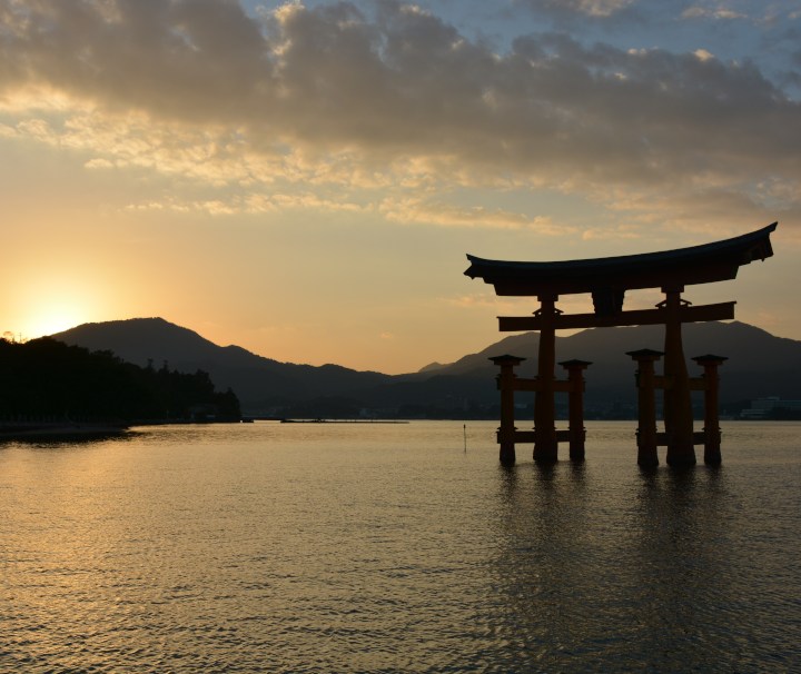 Das rote Torii auf der japanischen Schrein Insel Miyajima bildet den symbolischen Zugang zum Itsukushima Schrein der Teil des UNESCO-Weltkulturerbes ist.