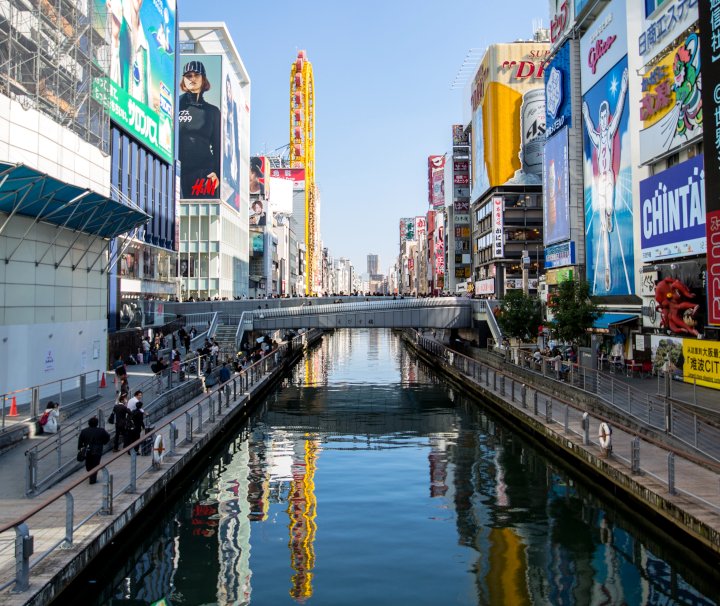 Dotonbori im japanischen Osaka ist der angesagteste Hotspot für Street Food, Bars, Restaurants und Nachtclubs.