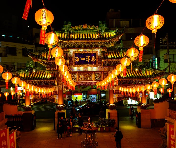 Yokohama Chinatown ist eins der drei großen chinesischen Viertel in Japan und begeistert mit großen Tempeln, schillernden Festivals und über 600 Essständen und Restaurants.