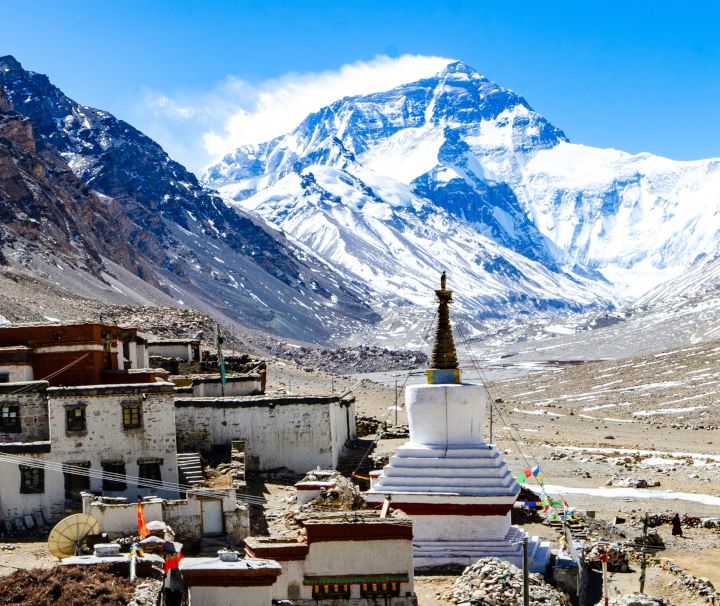 Das Rongpu-Kloster nahe der Nordwand des Mount Everest gilt als höchstgelegenes Kloster der Welt und befindet sich in einer Höhe von 4.980 m.